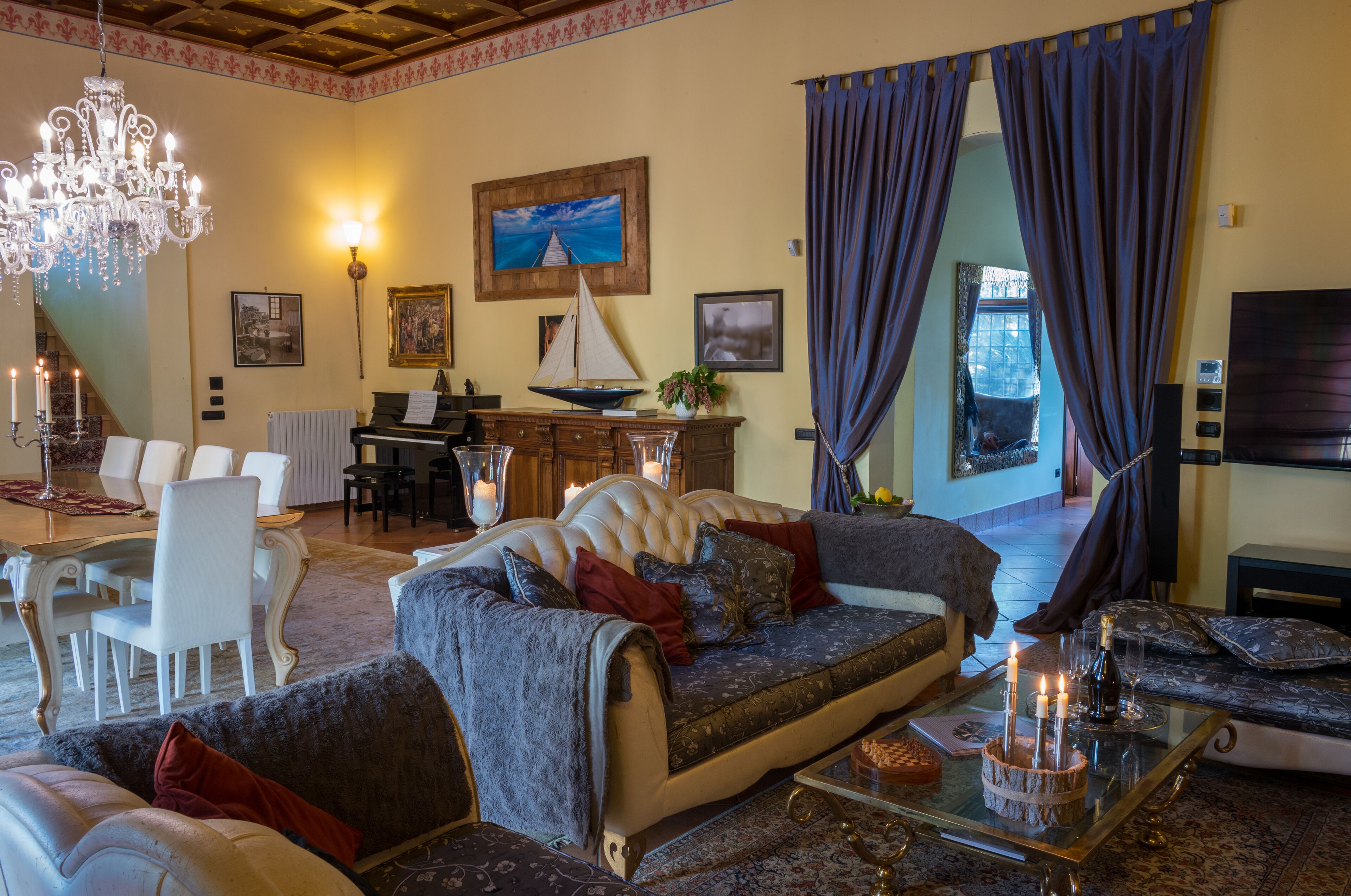 Smart-TV, Kamin, Tischtennisplatte, Bücher