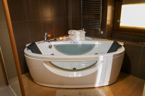 Shower, jetted tub, hair dryer, bidet - Magnificent Luxury Villa in Rome. Private pool and large garden. (Roma)