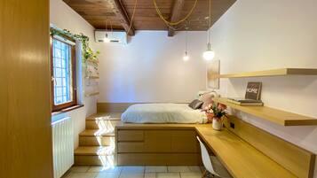 5 bedrooms, desk, iron/ironing board, travel cot