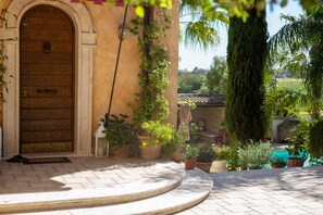 Exterior detail - Magnificent Luxury Villa in Rome. Private pool and large garden. (Roma)