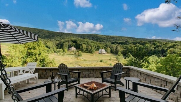A patio with outdoor furniture, a fire pit, and a scenic view of a valley. - Bellview Cottage - MOUNTAIN HOUSE VACATION RENTAL (Hot Springs)