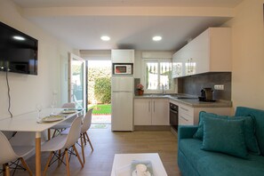 Jääkaappi, mikroaaltouuni, uuni, liesi