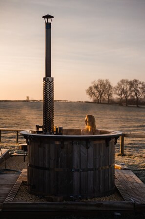 Outdoor spa tub - Cosy cabin in heart of Cotswolds w/wood fired hot tub (Moreton in Marsh)