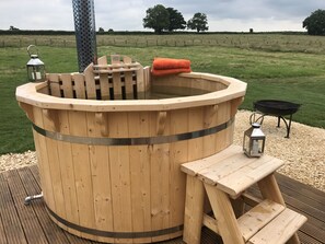 Outdoor spa tub - Cosy cabin in heart of Cotswolds w/wood fired hot tub (Moreton in Marsh)