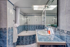 Sèche-cheveux, bidet, serviettes fournies
