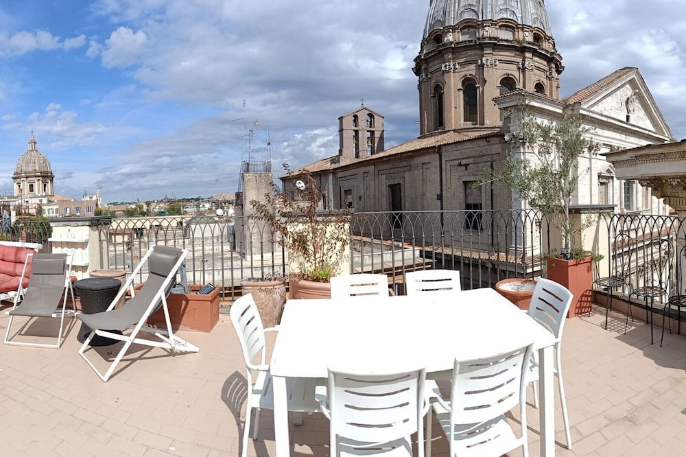 Terrace Apartment on the Monuments of Rome