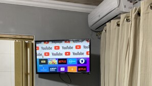 Televisor montado en la pared que muestra diferentes servicios de transmisión.