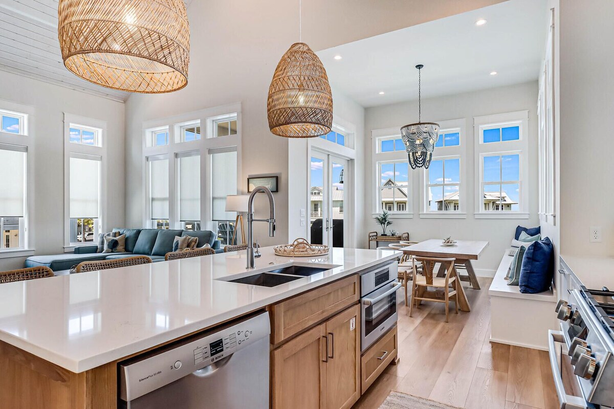 Lakefront HomeCinnamon Shore South w/ Custom Design Elements