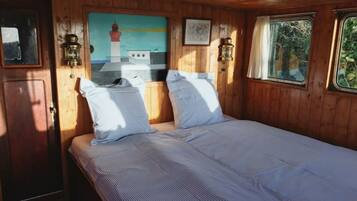 1 bedroom, bed sheets