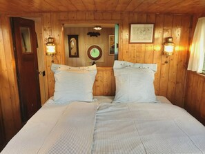 1 bedroom, bed sheets