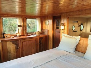 1 bedroom, bed sheets
