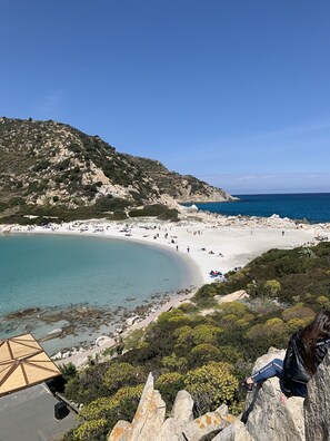 A coastal landscape with a beach, rocky terrain, and a clear sky. - Villa Patrizia (Castiadas)
