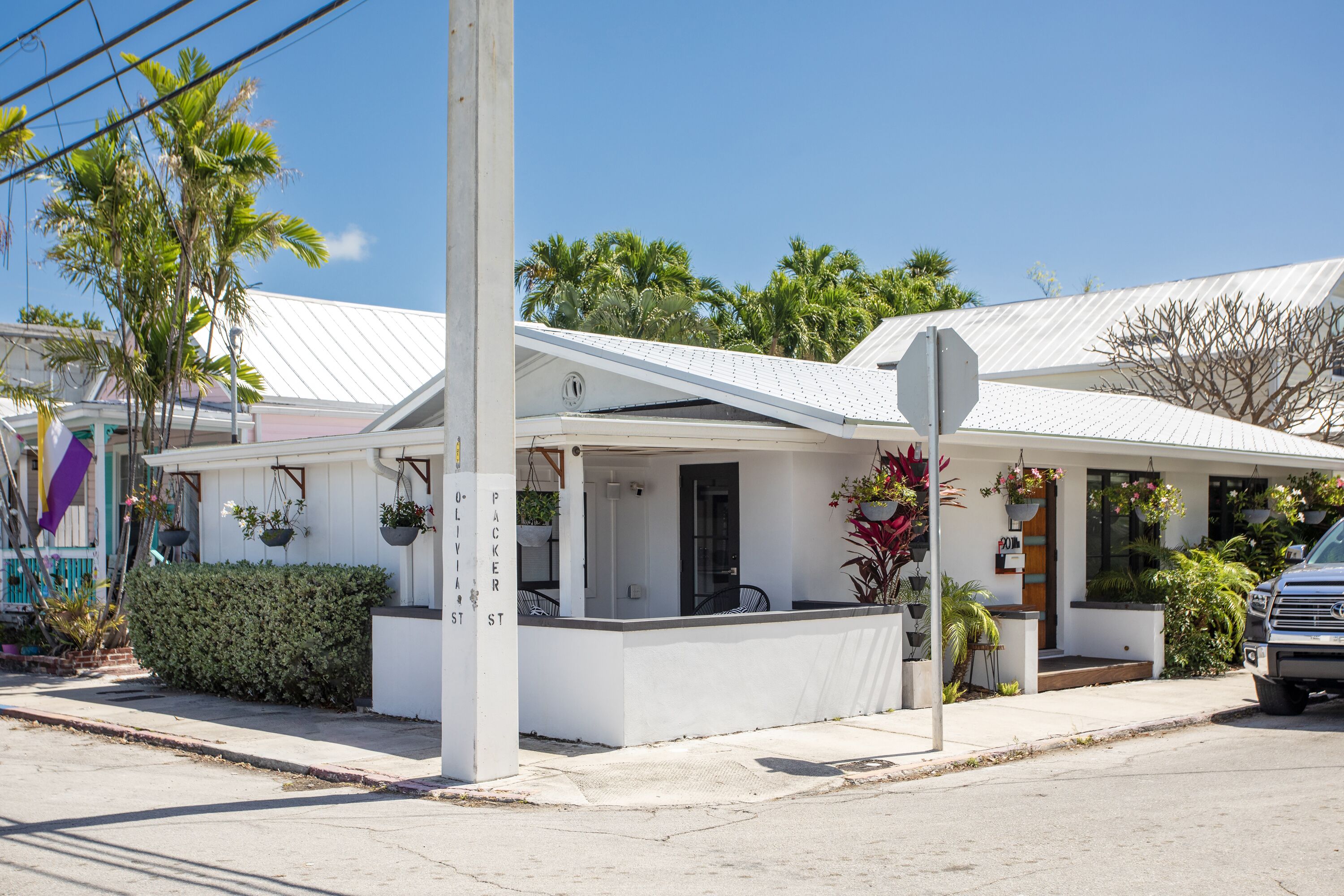Ultimate Escape-2 bed 2 bath Old Town home, parking, open layout, Mid-century