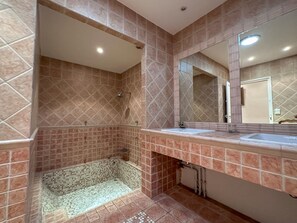 Banheira, secador de cabelo