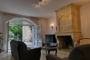 TV, fireplace