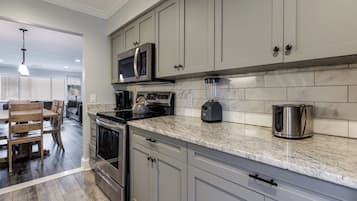 Frigorifero, microonde, piano cottura, lavastoviglie