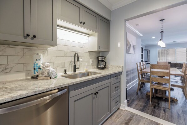 Refrigerador, microondas, parrilla de estufa y lavavajillas 