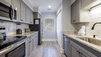 Een koelkast, een magnetron, een kookplaat, een vaatwasser