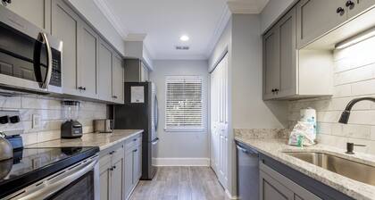 102 Island House: Rare 4 Bedroom Villa! Walk to Beach, Free Bikes, Pool