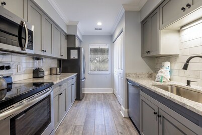 102 Island House: Rare 4 Bedroom Villa! Walk to Beach, Free Bikes, Pool