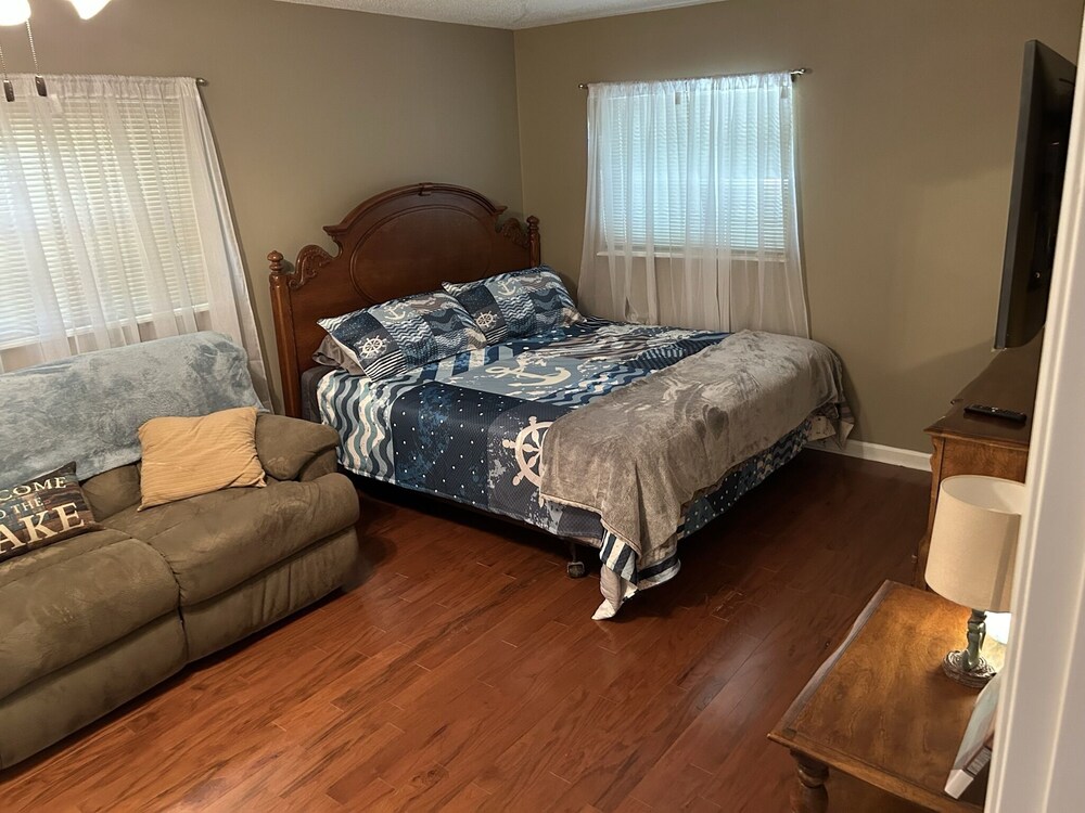 Cheerful home next to Fairfield Bay Marina with fire place Fairfield Bay Vrbo