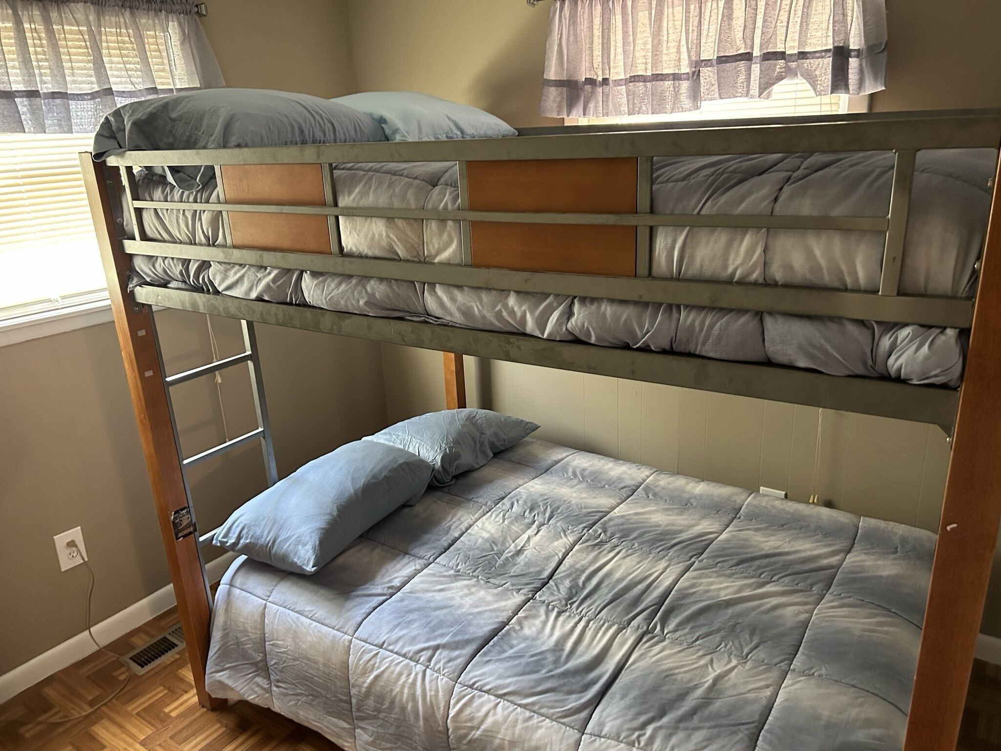 Cheerful home next to Fairfield Bay Marina with fire place