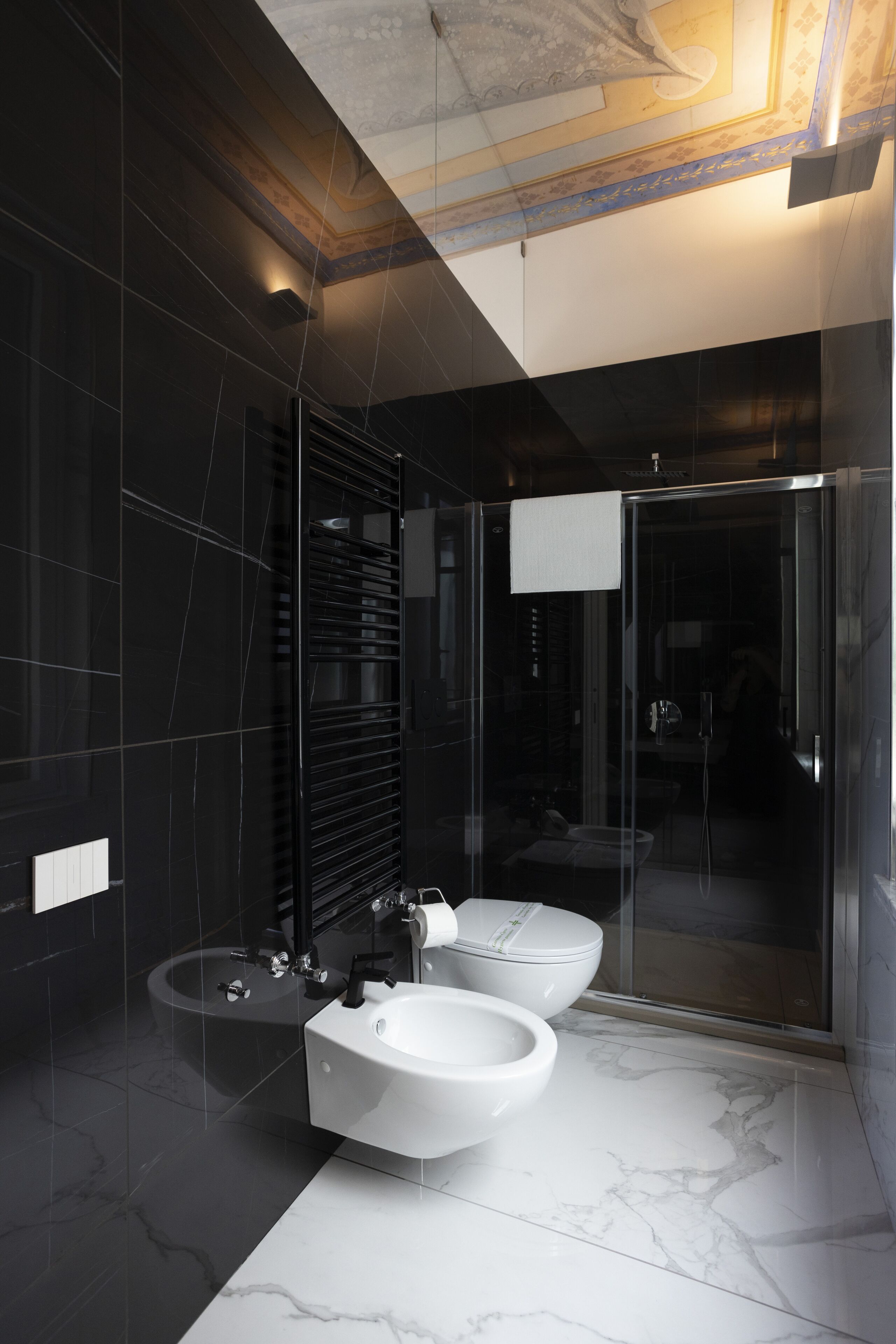 Căn hộ Deluxe | Phòng tắm | Máy sấy tóc, chậu vệ sinh/vòi rửa, khăn tắm, xà phòng 