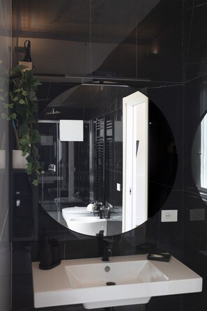 Appartamento Deluxe | Bagno | Asciugacapelli, bidet, asciugamani, sapone