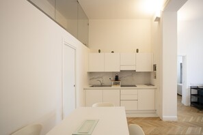 Appartamento Deluxe | Cucina privata | Frigorifero con congelatore, forno, piano cottura