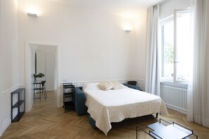 Appartamento Deluxe | Area soggiorno | Smart TV 40 pollici con canali via cavo, TV