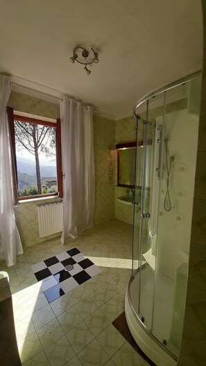 Dusj, bidé, håndklær og såpe