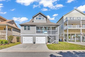 Exterior - Luxury Beach House, Pool, Steps to Beach Sleep 8 Rent 6 nights 7th Night Free (North Myrtle Beach)
