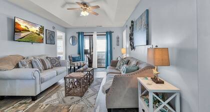 Luxury Beach House, Pool, Steps to Beach Sleep 8 Rent 6 nights 7th Night Free