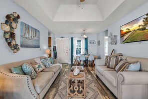 Smart TV - Luxury Beach House, Pool, Steps to Beach Sleep 8 Rent 6 nights 7th Night Free (North Myrtle Beach)