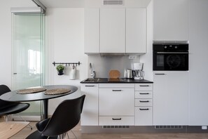 Superior-Apartment | Eigene Küche | Kühlschrank, Mikrowelle, Ofen, Herdplatte