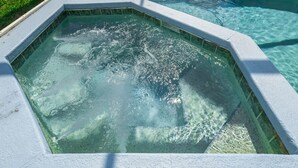 Ein Swimmingpool mit klarem Wasser und weißem Rand.