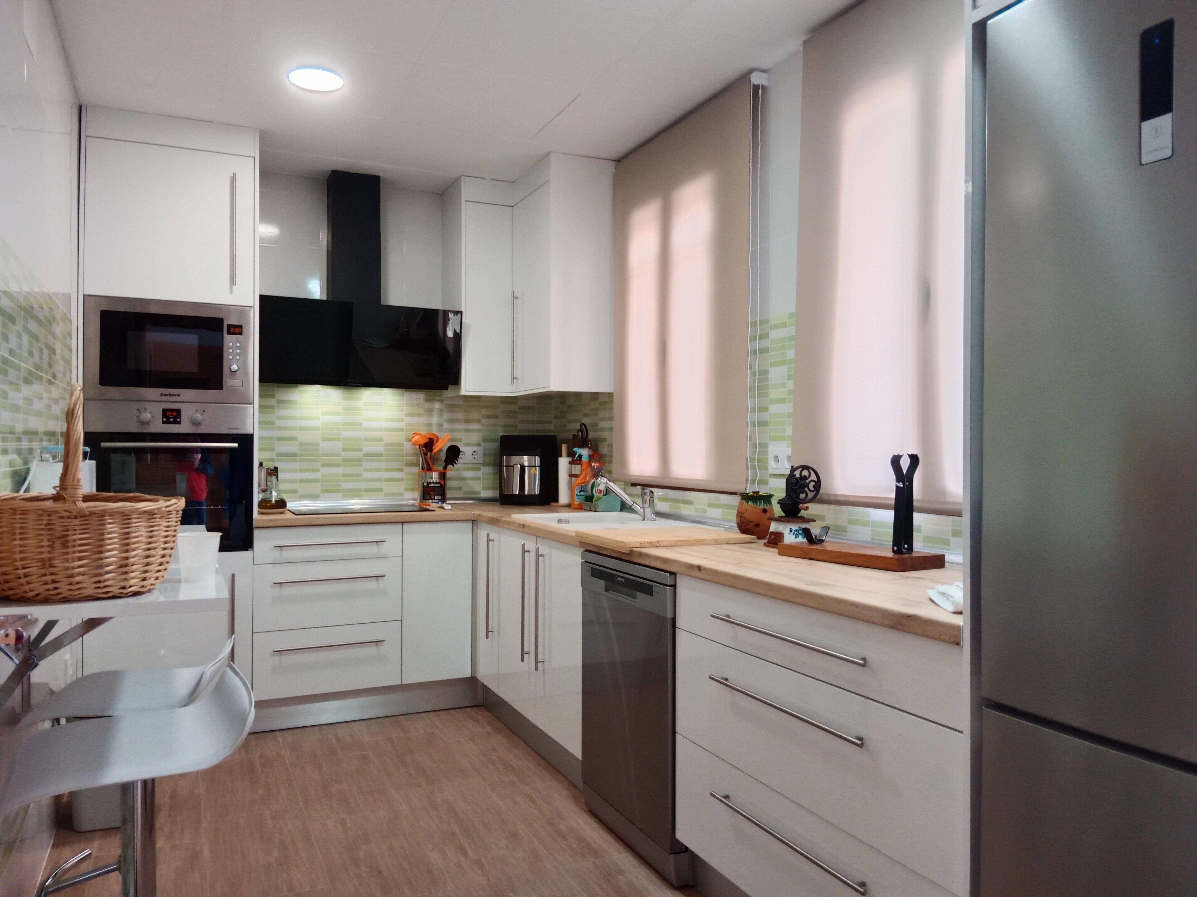 Kylskåp, mikrovågsugn, ugn och spishäll