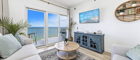 Apartamento com design assinado, 3 quartos, sacada, vista para a praia | Sala de estar | Smart TV 60 polegadas com canais a cabo, TV