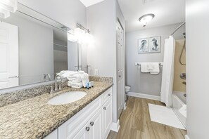 Departamento Prestigio, 3 habitaciones, balcón, vista a la playa | Baño | Amenidades de baño gratuitas, toallas, jabón, shampoo 