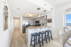 Apartamento Signature, 3 habitaciones, balcón, vistas a la playa | Cocina privada | Frigorífico, microondas, horno y placa de cocina