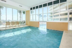 Una piscina cubierta, una piscina al aire libre