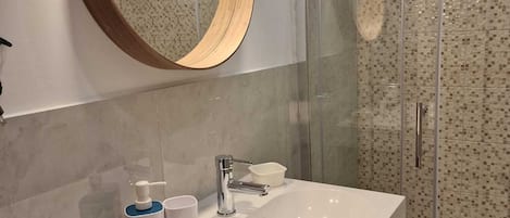 مستلزمات مجانية للعناية الشخصية، مجففات شعر، مراحيض شطف