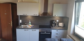 Kühlschrank, Mikrowelle, Ofen, Herdplatte