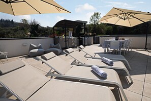 Outdoor dining - Regarda - "Zoe" appartment with pool and large lake-view terrace (Lazise)