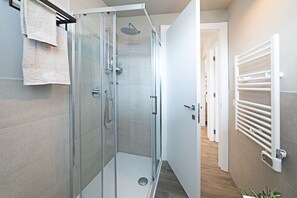 Shower, hair dryer, towels - Regarda - "Zoe" appartment with pool and large lake-view terrace (Lazise)