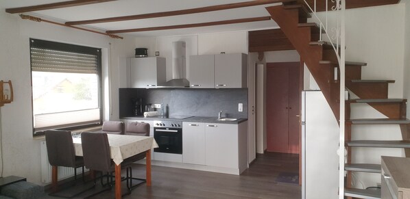 Réfrigérateur, four à micro-ondes, un four, surface de cuisson