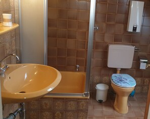 Shower, hair dryer, towels, soap - Vacation apartment with dog in Cuxhaven Sahlenburg Apartment 4 (Cuxhaven)