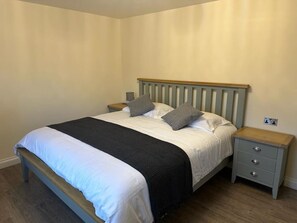 3 bedrooms, iron/ironing board, free WiFi, bed sheets - The Grey Retreat (Shepperton)