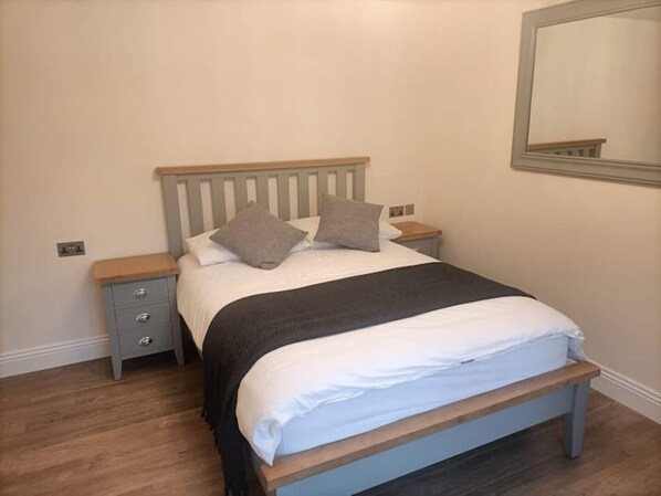 3 bedrooms, iron/ironing board, free WiFi, bed sheets - The Grey Retreat (Shepperton)