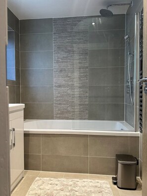 Dusche, Haartrockner, Handtücher, Seife